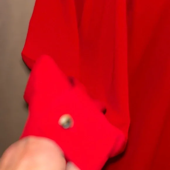 VINCE CUMUTO Chic Asymmetrical Red Cold Shoulder Blouse. Vince Cumuto - Picture 4 of 8